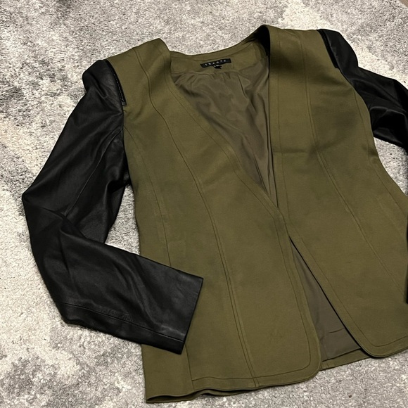 Theory army green blazer with leather sleeves and zipper shoulder acce - Picture 9 of 9